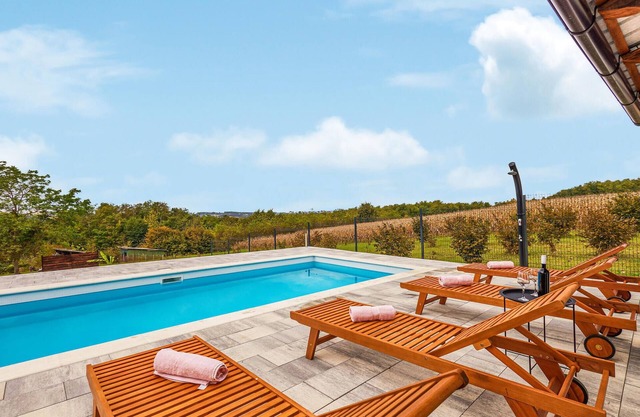 In the north of Croatia welcomes you this family friendly house with swimming pool.