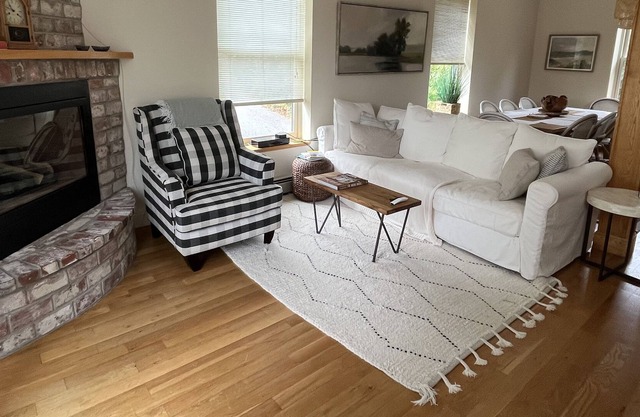 IN TOWN CONDO - PRIVATE - EASY WALKING
