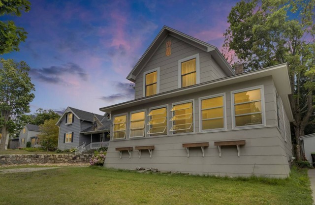 In-town home 5-10 minute walk to: shopping/food/waterfront. See our reviews.