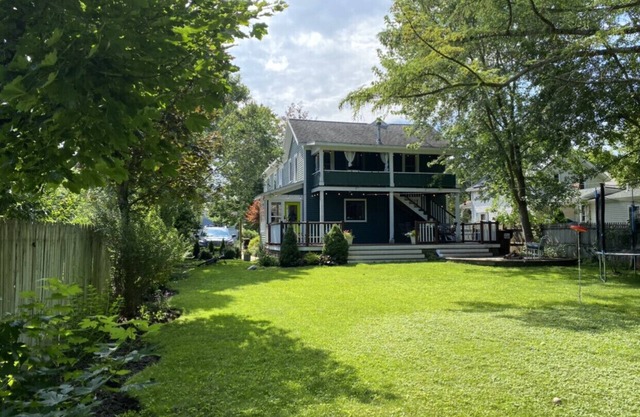 IN TOWN! Walk to Broadway, SPAC, track! Pet Friendly!