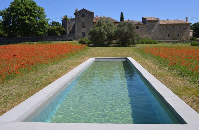 In Uzès, quiet, loft in independent 18th century mill with 15mx3m swimming pool