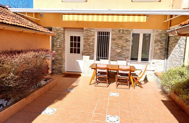 In Vichy, charming town house 50m from the parks and the Allier