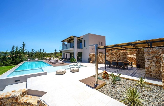 In Vivo Luxury Villa-90m2 Heated- Infinity pool,Stunning views,kids playground.