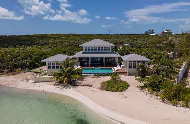 Incredible location! Perfect for families. Beautiful sheltered beach Heated pool