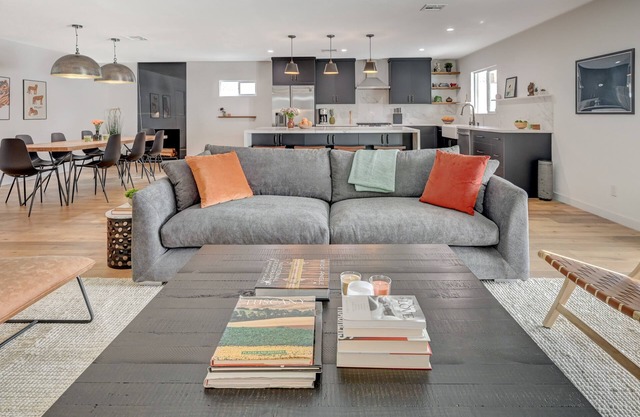 Incredible Modern Home, Comfortable/Stylish, Located Minutes From The Strip!