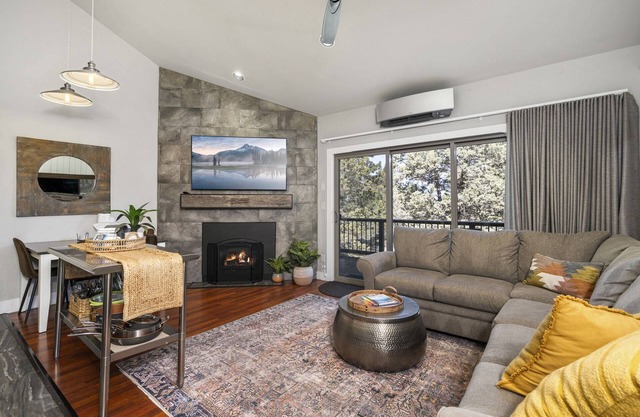 Incredible Mt. Bachelor Villiage Escape, Impeccable Decor, 10 Min to Downtown & Old Mil, Deck, & BBQ