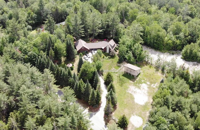 Incredible Riverside Getaway in the White Mountains - Central Location