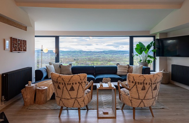 Incredible Snowdonia views from luxury retreat w/hot tub & games room