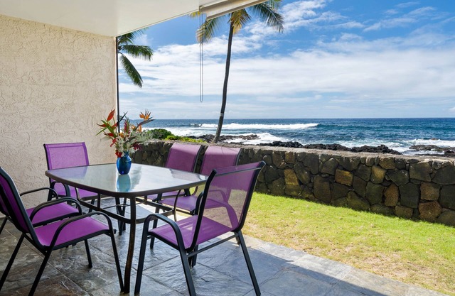 Incredible & Spacious Oceanfront Condo 🏝️ Walking Distance to Beach and Town!🩴 Kona Reef D-8
