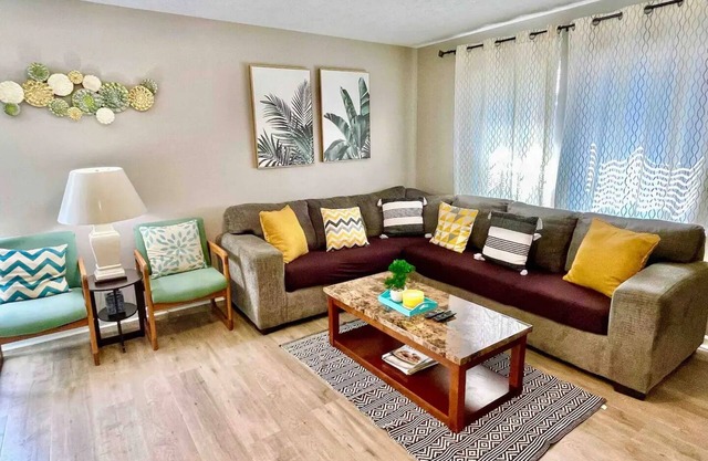Independent 4 Bedroom House Near Columbus Downtown/OSU