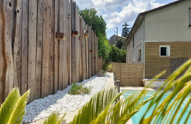 Independent apartment, private garden, private parking, 7 x 4 swimming pool.