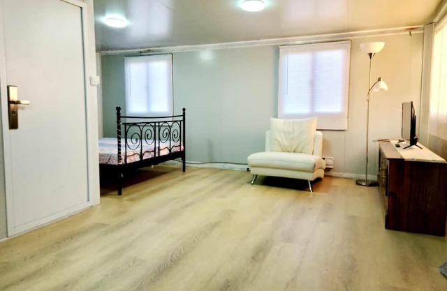 Independent Cozy Guest Unit on a Lush Green Property Near to all Amenities