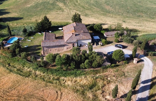 INDEPENDENT VILLA WITH POOL IN THE HEART OF TUSCANY