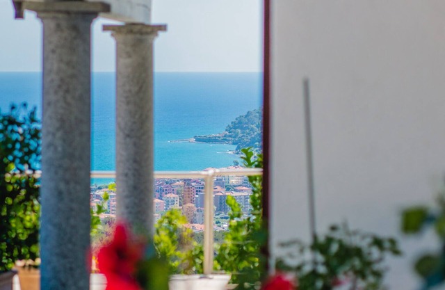 Independent solution in annex with terrace and sea view