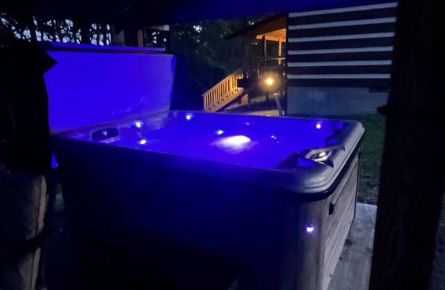 Indian Camp Retreat.with relaxing Hot tub, outdoor Fireplace and WiFi