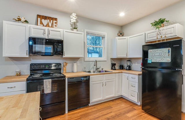 Indianapolis Home w/Fire Pit: 3 Mi to Downtown!