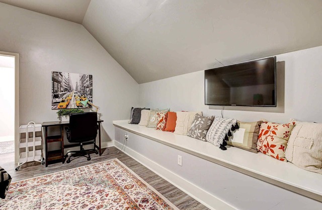 Indie Escape-2 in 1- stone’s throw to the Plaza