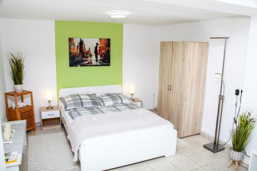 INDIVIDUAL APARTMENTS - Zentrale, ruhige Wohnung in Innenstadt - Küche, Parkplatz, Terrasse, SmartTV, Netflix