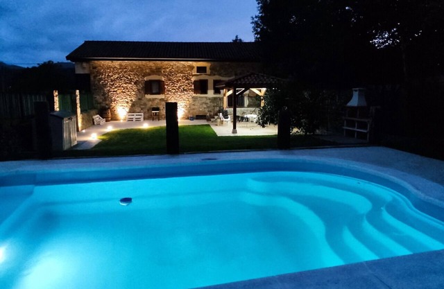 Individual stone house with 450m2 garden, secure pool, gazebo and barbecue.