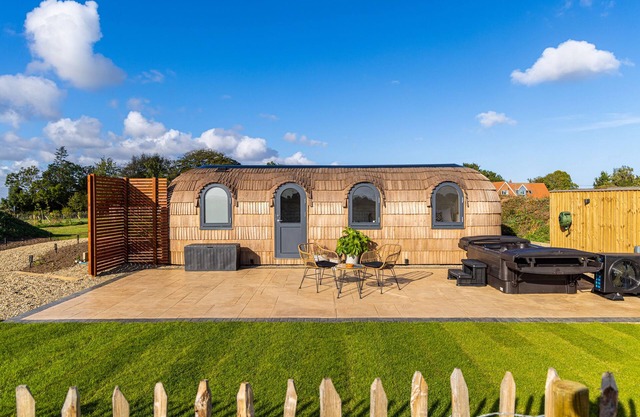 INDREK - MAYFLOWER MEADOW, romantic, with hot tub in Brandesburton