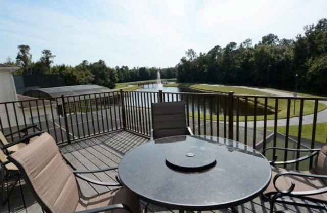 Indulge in Luxury: Hot Tub & Stunning Water View!