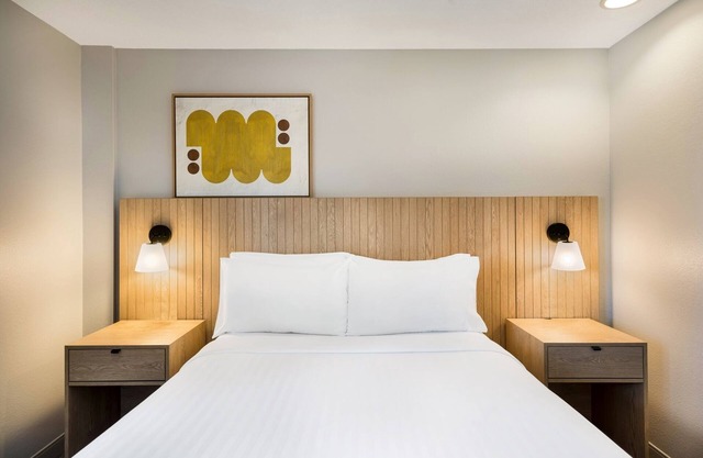 Indulge in NYC Views! Pet-friendly Property with Full Kitchen, Parking!