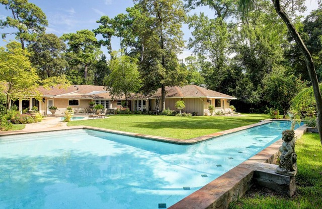 Indulge in Private Luxury: Gourmet Kitchen, Upscale Amenities