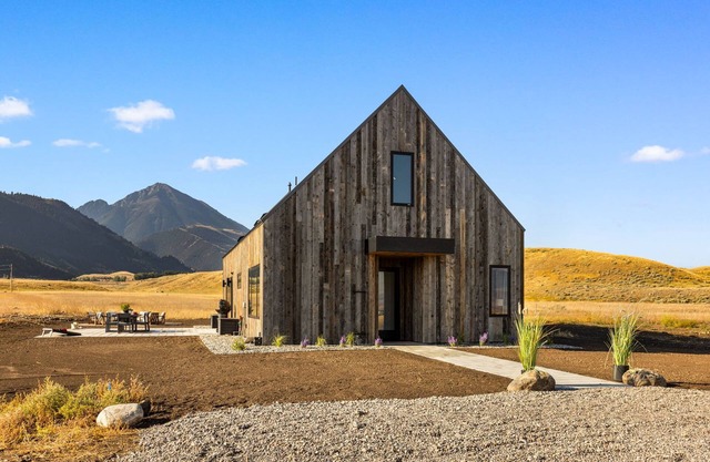 Indulge in the Ultimate Western Retreat: Ideal location close to adventures