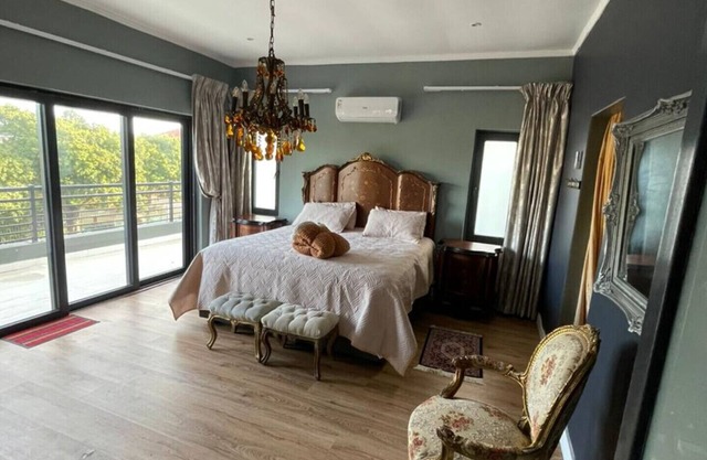Indulge into our beautiful Sunset Vista villa, 5min away from the beach.