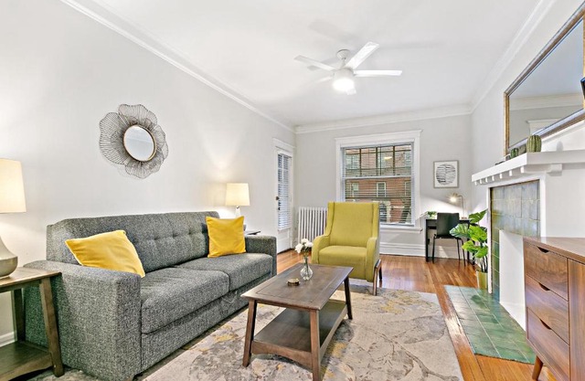 Indulging 2BR Apartment in Festive Boystown - Buckingham 1