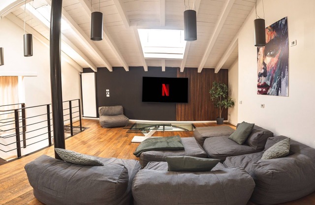 INDUSTRIAL APT./GARAGE, WIFI, NETFLIX near downtown