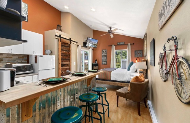 Industrial Old Town Bungalow W/Free Cruiser Bikes