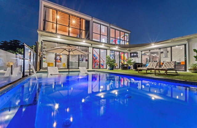 Infinity pool - Ocean View- Slide - Pool Table- Beach Tenis Volley court
