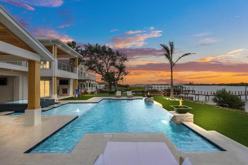 Infinity Pool Paradise I Luxe Waterfront Living