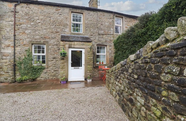 INGLENOOK COTTAGE, pet friendly, with a garden in Long Preston