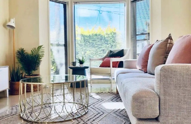 Inner City 3 Bedroom 2.5 Bath Parking Wifi