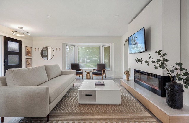 InnerCity | 4 bed 3 bath | AC | Poker | Xbox | Backyard BBQ | LRT | shops & eats