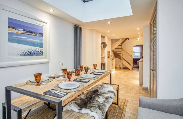 Insignia - Townhouse that sleeps 6 guests in 3 zip and link bedrooms