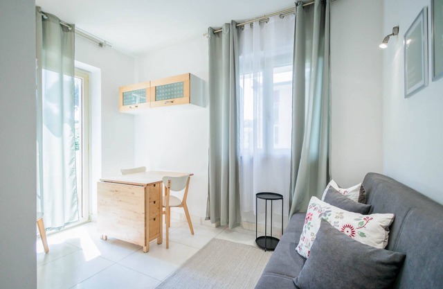 Int. 3, Apartment 3