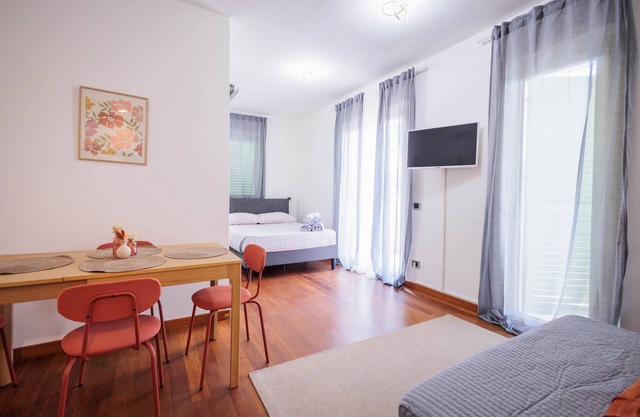 Int. 6, Apartment 6