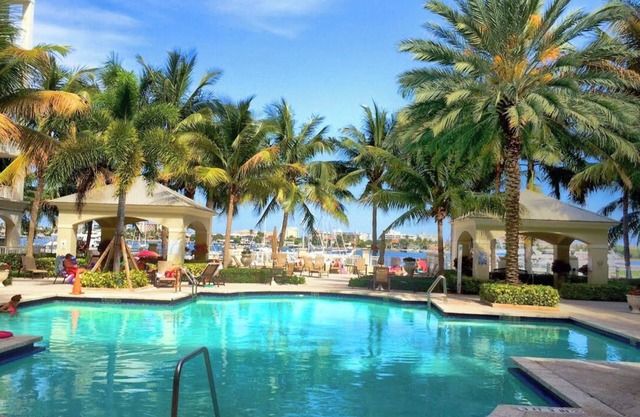 Intercostal Luxury Condo 5 mins from the Beach. 10min from Delray Beach.