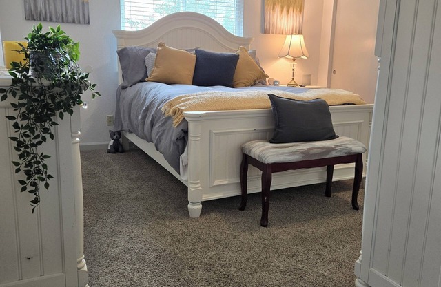 Intimate 2-bedroom cottage with WiFi, AC in awesome Elk Grove