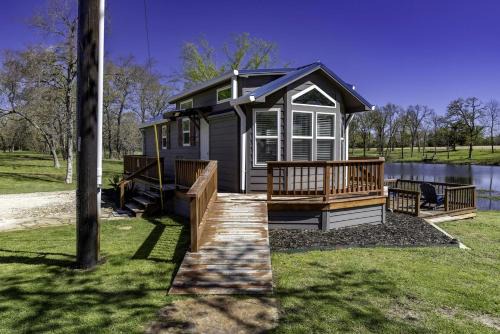 Intimate Chic Cabin Suitable for Four with Private Deck in Texas