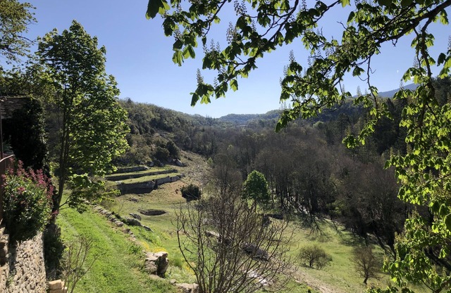 Intimate, sober accommodation overlooking the Luberon