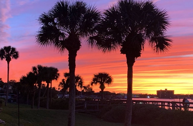 Intracoastal Retreat with views of Amazing Sunsets and Sailboats!