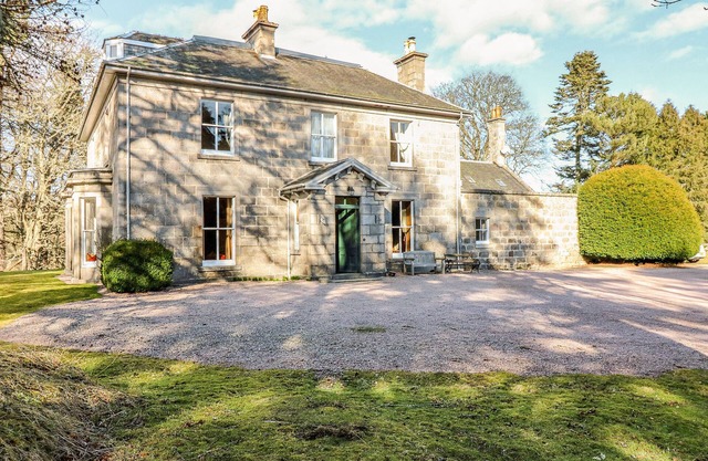 INVERALLAN HOUSE, pet friendly, with open fire in Grantown-On-Spey
