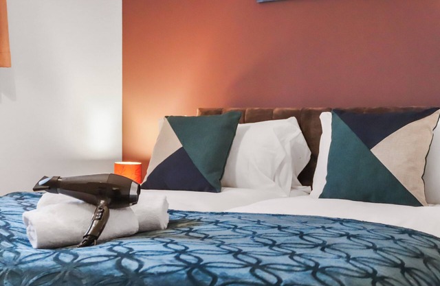 Inviting 2-Bed House in Milton Keynes - Netflix