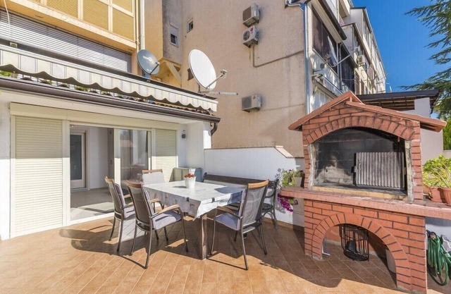 Inviting 3-Bed Apartment in Novigrad