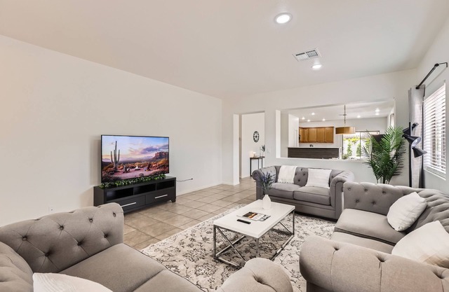 Inviting, Clean & Cozy Retreat: Relax & Refresh in the Hot Tub or Play Sports!