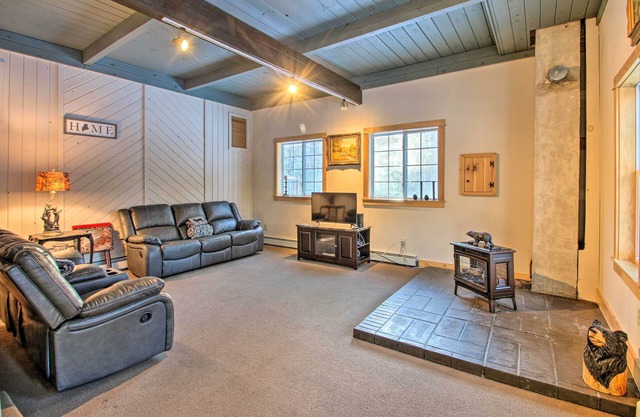 Inviting Countryside Home: 4 Mi to Long Lake!